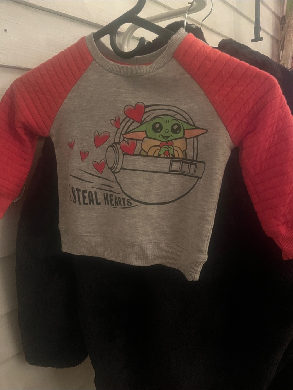 Star Wars Kids Baby Yoda 'Steal Hearts' Raglan Sweatshirt - Gray & Red